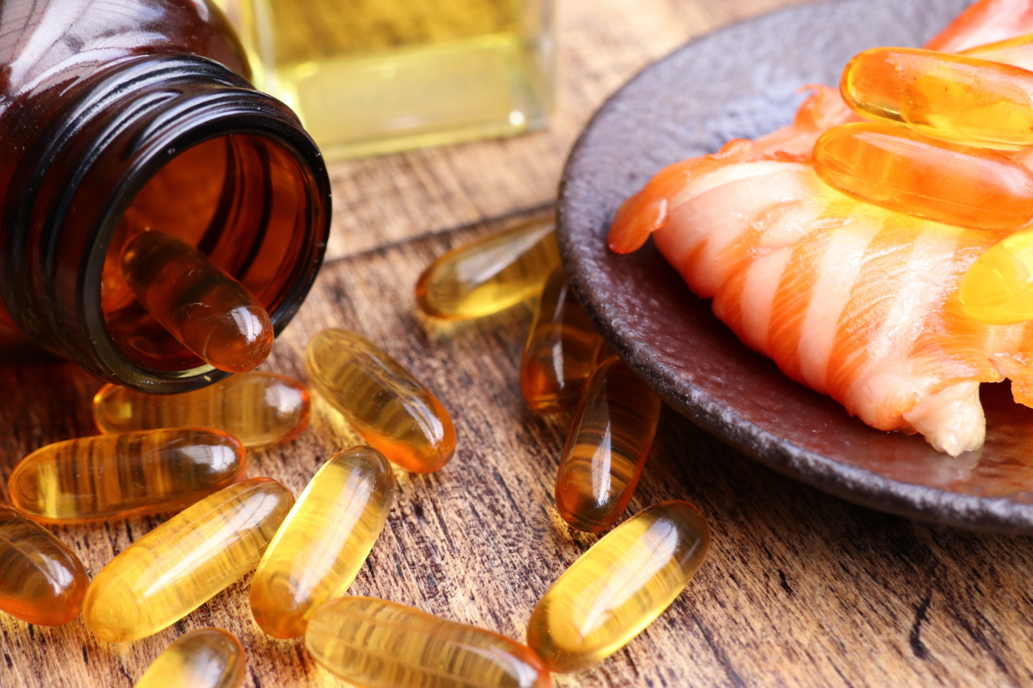 Omega-3 šaltiniai: lašiša, graikiniai riešutai ir žuvų taukų kapsulės